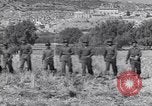 Image général Andrus décore les membres du 105e Bataillon AA CA Sicile Italie, 1944, de la seconde 5 séquences d'archives historiques vidéo 65675030846