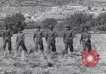 Image général Andrus décore les membres du 105e Bataillon AA CA Sicile Italie, 1944, de la seconde 6 séquences d'archives historiques vidéo 65675030846
