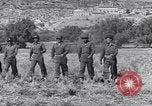 Image général Andrus décore les membres du 105e Bataillon AA CA Sicile Italie, 1944, de la seconde 7 séquences d'archives historiques vidéo 65675030846