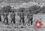 Image général Andrus décore les membres du 105e Bataillon AA CA Sicile Italie, 1944, de la seconde 8 séquences d'archives historiques vidéo 65675030846