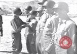 Image général Andrus décore les membres du 105e Bataillon AA CA Sicile Italie, 1944, de la seconde 13 séquences d'archives historiques vidéo 65675030846