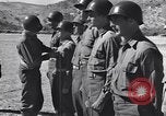 Image général Andrus décore les membres du 105e Bataillon AA CA Sicile Italie, 1944, de la seconde 14 séquences d'archives historiques vidéo 65675030846