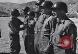 Image général Andrus décore les membres du 105e Bataillon AA CA Sicile Italie, 1944, de la seconde 15 séquences d'archives historiques vidéo 65675030846