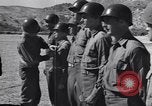 Image général Andrus décore les membres du 105e Bataillon AA CA Sicile Italie, 1944, de la seconde 16 séquences d'archives historiques vidéo 65675030846
