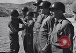 Image général Andrus décore les membres du 105e Bataillon AA CA Sicile Italie, 1944, de la seconde 17 séquences d'archives historiques vidéo 65675030846