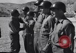 Image général Andrus décore les membres du 105e Bataillon AA CA Sicile Italie, 1944, de la seconde 18 séquences d'archives historiques vidéo 65675030846