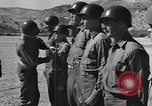 Image général Andrus décore les membres du 105e Bataillon AA CA Sicile Italie, 1944, de la seconde 19 séquences d'archives historiques vidéo 65675030846