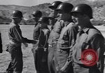 Image général Andrus décore les membres du 105e Bataillon AA CA Sicile Italie, 1944, de la seconde 20 séquences d'archives historiques vidéo 65675030846