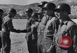 Image général Andrus décore les membres du 105e Bataillon AA CA Sicile Italie, 1944, de la seconde 21 séquences d'archives historiques vidéo 65675030846