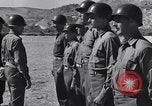 Image général Andrus décore les membres du 105e Bataillon AA CA Sicile Italie, 1944, de la seconde 22 séquences d'archives historiques vidéo 65675030846