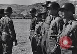 Image général Andrus décore les membres du 105e Bataillon AA CA Sicile Italie, 1944, de la seconde 23 séquences d'archives historiques vidéo 65675030846