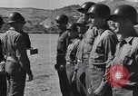 Image général Andrus décore les membres du 105e Bataillon AA CA Sicile Italie, 1944, de la seconde 24 séquences d'archives historiques vidéo 65675030846