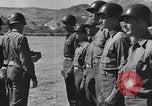 Image général Andrus décore les membres du 105e Bataillon AA CA Sicile Italie, 1944, de la seconde 25 séquences d'archives historiques vidéo 65675030846
