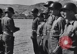 Image général Andrus décore les membres du 105e Bataillon AA CA Sicile Italie, 1944, de la seconde 26 séquences d'archives historiques vidéo 65675030846