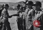 Image général Andrus décore les membres du 105e Bataillon AA CA Sicile Italie, 1944, de la seconde 27 séquences d'archives historiques vidéo 65675030846