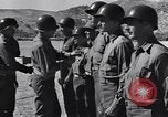 Image général Andrus décore les membres du 105e Bataillon AA CA Sicile Italie, 1944, de la seconde 28 séquences d'archives historiques vidéo 65675030846
