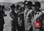Image général Andrus décore les membres du 105e Bataillon AA CA Sicile Italie, 1944, de la seconde 29 séquences d'archives historiques vidéo 65675030846