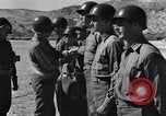 Image général Andrus décore les membres du 105e Bataillon AA CA Sicile Italie, 1944, de la seconde 30 séquences d'archives historiques vidéo 65675030846