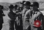 Image général Andrus décore les membres du 105e Bataillon AA CA Sicile Italie, 1944, de la seconde 31 séquences d'archives historiques vidéo 65675030846