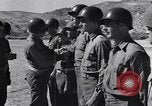 Image général Andrus décore les membres du 105e Bataillon AA CA Sicile Italie, 1944, de la seconde 32 séquences d'archives historiques vidéo 65675030846