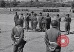 Image général Andrus décore les membres du 105e Bataillon AA CA Sicile Italie, 1944, de la seconde 41 séquences d'archives historiques vidéo 65675030846