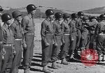 Image général Andrus décore les membres du 105e Bataillon AA CA Sicile Italie, 1944, de la seconde 48 séquences d'archives historiques vidéo 65675030846
