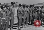 Image général Andrus décore les membres du 105e Bataillon AA CA Sicile Italie, 1944, de la seconde 49 séquences d'archives historiques vidéo 65675030846