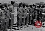 Image général Andrus décore les membres du 105e Bataillon AA CA Sicile Italie, 1944, de la seconde 50 séquences d'archives historiques vidéo 65675030846