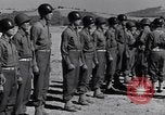 Image général Andrus décore les membres du 105e Bataillon AA CA Sicile Italie, 1944, de la seconde 51 séquences d'archives historiques vidéo 65675030846