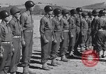 Image général Andrus décore les membres du 105e Bataillon AA CA Sicile Italie, 1944, de la seconde 53 séquences d'archives historiques vidéo 65675030846