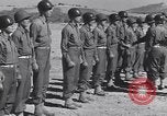 Image général Andrus décore les membres du 105e Bataillon AA CA Sicile Italie, 1944, de la seconde 54 séquences d'archives historiques vidéo 65675030846