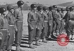 Image général Andrus décore les membres du 105e Bataillon AA CA Sicile Italie, 1944, de la seconde 55 séquences d'archives historiques vidéo 65675030846