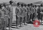 Image général Andrus décore les membres du 105e Bataillon AA CA Sicile Italie, 1944, de la seconde 56 séquences d'archives historiques vidéo 65675030846