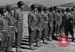 Image général Andrus décore les membres du 105e Bataillon AA CA Sicile Italie, 1944, de la seconde 57 séquences d'archives historiques vidéo 65675030846
