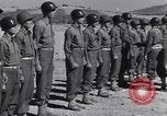 Image général Andrus décore les membres du 105e Bataillon AA CA Sicile Italie, 1944, de la seconde 58 séquences d'archives historiques vidéo 65675030846