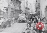 Standbild britische Soldaten Pompeji Italien, 1943, aus Sekunde 9 historischem Filmmaterial Videoclip 65675030861
