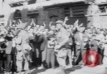 Standbild britische Soldaten Pompeji Italien, 1943, aus Sekunde 27 historischem Filmmaterial Videoclip 65675030861