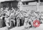 Standbild britische Soldaten Pompeji Italien, 1943, aus Sekunde 30 historischem Filmmaterial Videoclip 65675030861