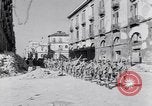 Standbild britische Soldaten Pompeji Italien, 1943, aus Sekunde 34 historischem Filmmaterial Videoclip 65675030861