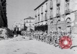 Standbild britische Soldaten Pompeji Italien, 1943, aus Sekunde 35 historischem Filmmaterial Videoclip 65675030861