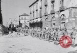 Standbild britische Soldaten Pompeji Italien, 1943, aus Sekunde 36 historischem Filmmaterial Videoclip 65675030861