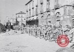 Standbild britische Soldaten Pompeji Italien, 1943, aus Sekunde 38 historischem Filmmaterial Videoclip 65675030861