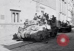 Standbild britische Soldaten Pompeji Italien, 1943, aus Sekunde 43 historischem Filmmaterial Videoclip 65675030861