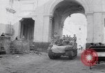 Standbild britische Soldaten Pompeji Italien, 1943, aus Sekunde 46 historischem Filmmaterial Videoclip 65675030861