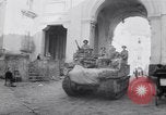 Standbild britische Soldaten Pompeji Italien, 1943, aus Sekunde 48 historischem Filmmaterial Videoclip 65675030861