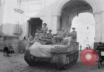 Standbild britische Soldaten Pompeji Italien, 1943, aus Sekunde 49 historischem Filmmaterial Videoclip 65675030861