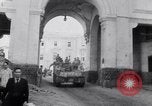 Standbild britische Soldaten Pompeji Italien, 1943, aus Sekunde 51 historischem Filmmaterial Videoclip 65675030861