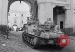 Standbild britische Soldaten Pompeji Italien, 1943, aus Sekunde 56 historischem Filmmaterial Videoclip 65675030861