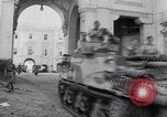 Standbild britische Soldaten Pompeji Italien, 1943, aus Sekunde 57 historischem Filmmaterial Videoclip 65675030861