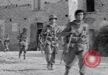 Standbild britische und US-Armee treffen in Italien Agropoli Italien, 1943, aus Sekunde 42 historischem Filmmaterial Videoclip 65675030879